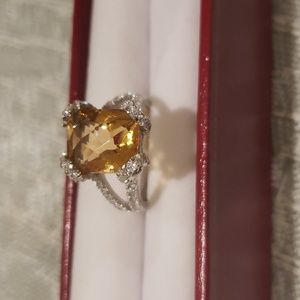 Anillo de dama en Plata Ley 925, con piedra citrino y zirconias.